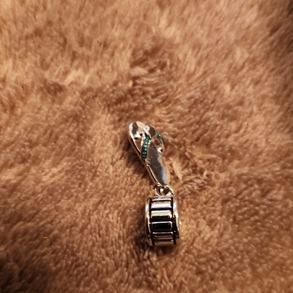 VINTAGE This is a drum-shaped charm, likely intended for a bracelet or necklace. - Picture 1 of 1